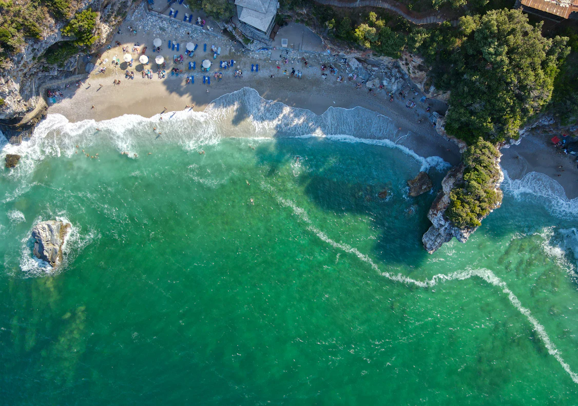 Vue aérienne d'une plage en pleine journée